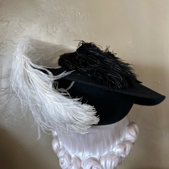 STRIKING 1940s\' BLACK FELT TILT HAT WITH BLACK/WHITE OSTRICH FEATHERS main image 5